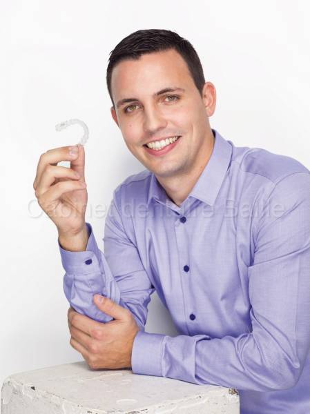 Les gouttières orthodontiques transparentes permettent de réaliser un traitement orthodontique esthétique sans appareil dentaire.La technique invisalign® utilise des gouttières dentaires invisibles pour redresser les dents .  le patient doit porter sa gou